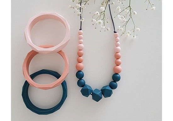 Des bijoux pour maman que bébé peut mordiller