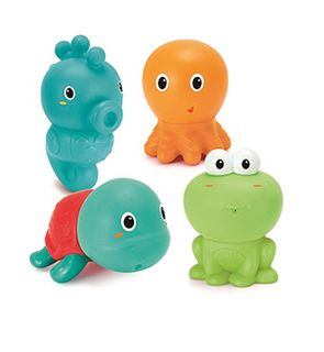 Car jouer dans le bain c'est tellement amusant. Les jouets en plastique sont inévitables